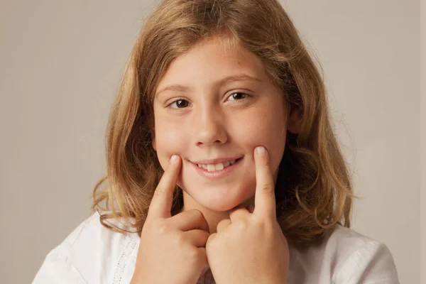 Посміхайся Портрет Красивої Молодої Дівчини Тримає Пальці Роті Робить Фальшиву — стокове фото