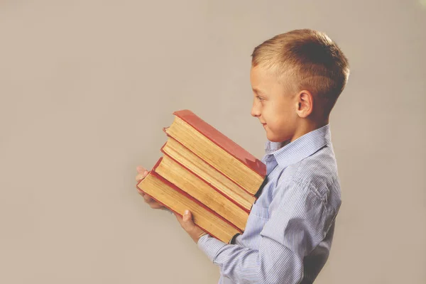 Porträt Eines Kleinen Jungen Schulalter Mit Einem Stapel Bücher Als — Stockfoto