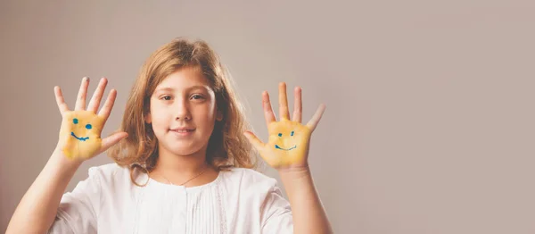 Tangan Gadis Muda Yang Lucu Dicat Dengan Senyum Berwarna Warni — Stok Foto