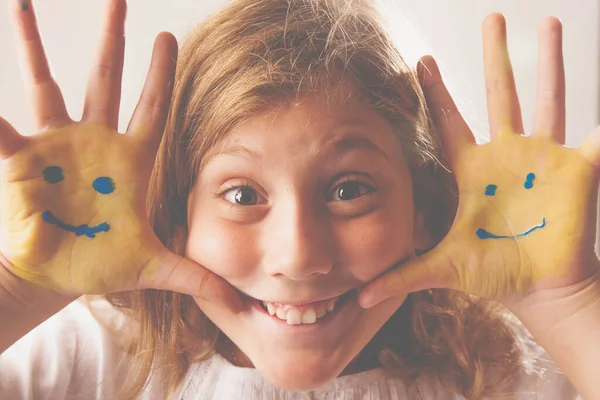 Крупним Планом Портрет Милої Молодої Дівчини Помальована Посмішка Руках Дівчини — стокове фото