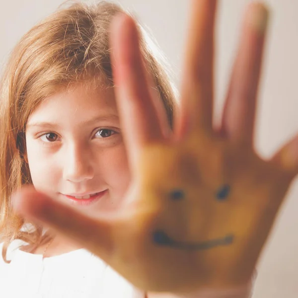 페인트로 귀여운 소녀의 행복하고 시절의 상징으로 미소를 짓는다 어린이들의 선택적으로 — 스톡 사진