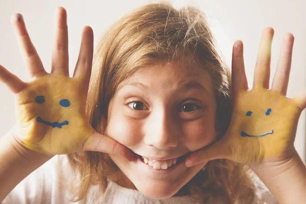 Посміхайтеся Руках Милої Молодої Дівчини Символ Щасливого Безтурботного Дитинства Дитячий — стокове фото
