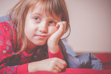 Uyku vakti. Küçük tatlı kız yatmaya hazır. Tasarım için boş kopya alanı.