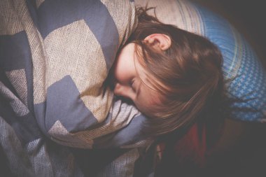 Küçük güzel bir kızın yatakta uyuduğu en güzel manzara. Sağlık, tatil, mutlu çocukluk kavramı.