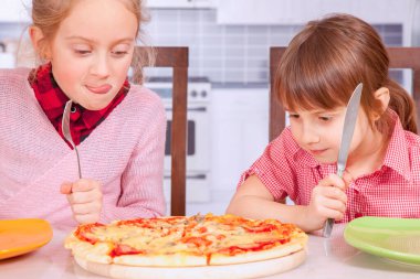 Pizzaya bayılırız! Tatlı küçük kızlar, en iyi arkadaşlar pizza yiyor.. 