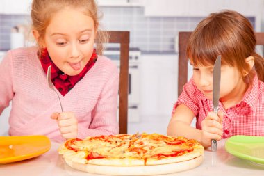 Pizzaya bayılırız! Pizza yiyen şirin küçük kızlar..