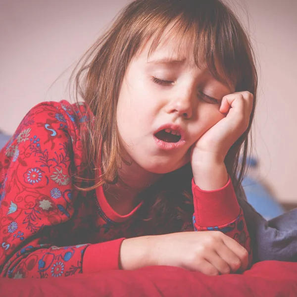 Linda Niña Bosteza Cama Hora Dormir —  Fotos de Stock