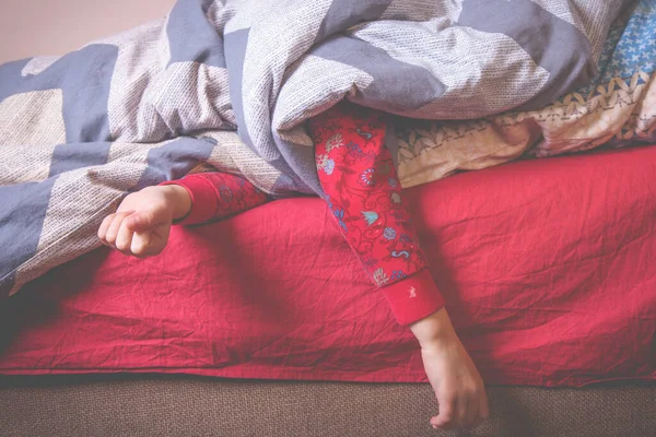 Sueño Una Jovencita Linda Niño Duerme Bajo Una Manta Concepto —  Fotos de Stock