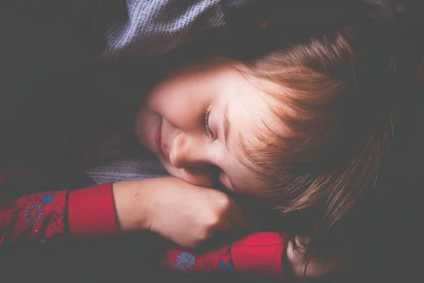 Slaap Van Een Schattig Meisje Zorgeloos Gelukkig Kinderconcept — Stockfoto