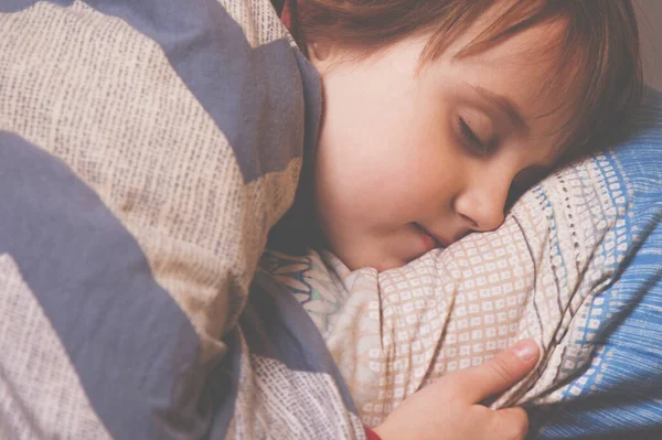 Muy Cerca Niña Linda Durmiendo Cama Sueño Feliz Concepto Infancia —  Fotos de Stock