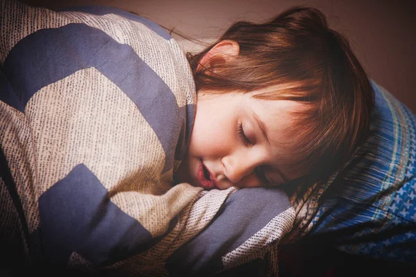 Pequeña Chica Joven Hermosa Durmiendo Cama Sueño Feliz Concepto Infancia —  Fotos de Stock