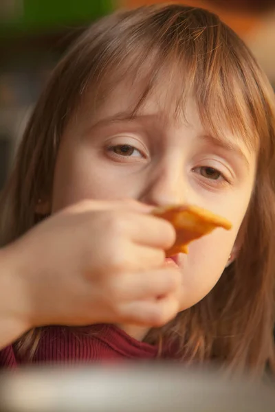 Ritratto Bambina Carina Che Mangia Pancake — Foto Stock