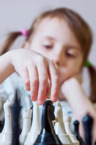 Kleines Schönes Mädchen Beim Schachspielen Selektiver Fokus Auf Hand Und — Stockfoto