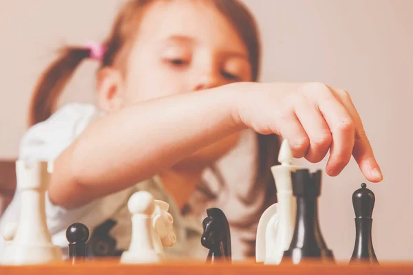 Schöne Mädchen Lernen Schach Spielen Entwicklung Kindheit Erfolg Wunderkind Konzept — Stockfoto