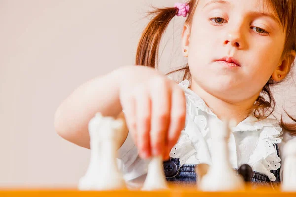 Schönes Mädchen Lernt Schach Spielen — Stockfoto