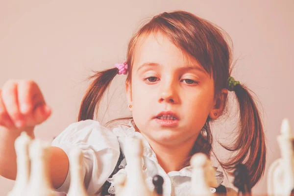 Ausbildung Und Ausbildung Des Zukünftigen Schachweltmeisters Schöne Mädchen Lernen Schach — Stockfoto