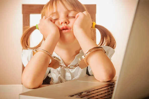 Sklave Der Arbeit Und Des Arbeitskonzepts Handschellen Laptop — Stockfoto