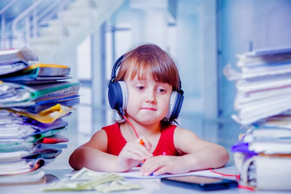 Αστεία Εικόνα Του Γυναικείου Επιχειρηματικού Παιδιού Που Εργάζεται Έγγραφα Στο — Φωτογραφία Αρχείου