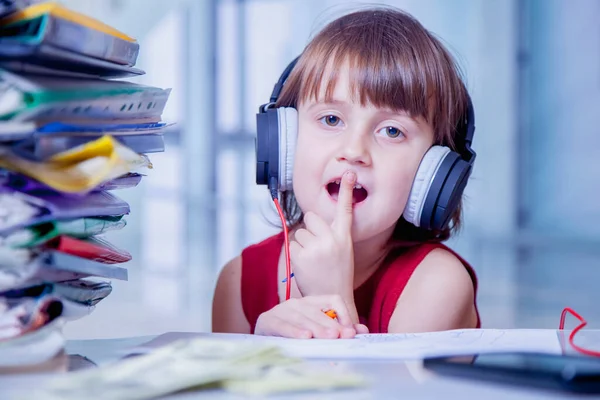 Little Cute Girl Dziecko Noszące Słuchawki Słucha Online Bezpłatny Kurs — Zdjęcie stockowe