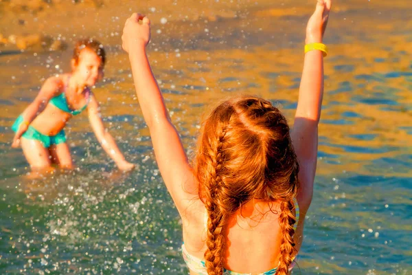 Niños Felices Jugando Mar Niños Divirtiéndose Aire Libre Con Agua — Foto de Stock
