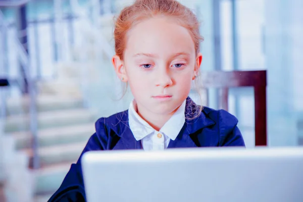 在线会议和网络会议 年轻可爱的小女孩和同事在笔记本电脑上开会的滑稽形象 横向图像 — 图库照片