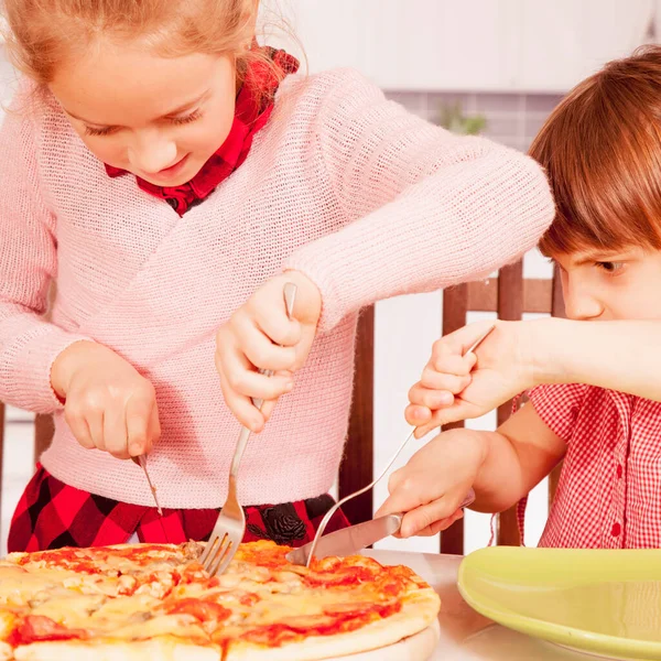 Két Kis Barátnő Késsel Villával Vagdossa Pizzát Boldog Gyerekek Jól — Stock Fotó