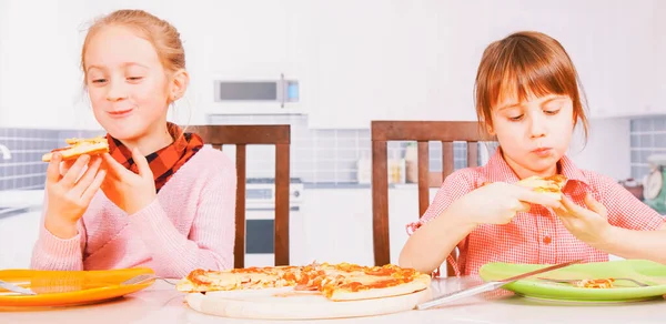Portret Dwójki Uroczych Dziewczynek Trzymających Pizzę Jako Symbol Najlepszego Jedzenia — Zdjęcie stockowe