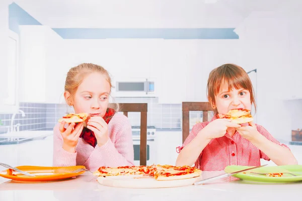 Забавный Образ Милых Маленьких Девочек Которые Едят Пиццу Символ Лучшей — стоковое фото