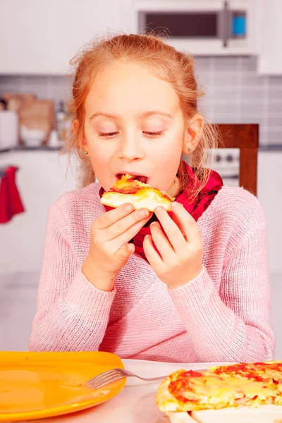 Aranyos Kislány Képe Pizzával Boldog Gyermek Szórakozás Eszik Vacsora — Stock Fotó