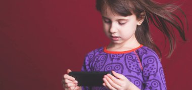 Oyun ve sosyal medya bağımlılığı. Akıllı telefonları olan kız çocuğu. 