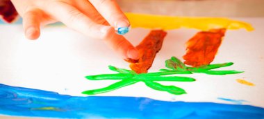 Sanat, yaratıcılık, çocukluk konsepti. Renkli ellerle resim yapan küçük güzel kız. Yatay resim.