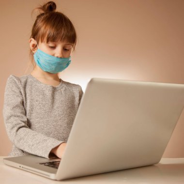 Coronavirus ve karantina konsepti. Çevrimiçi eğitim ve serbest çalışma. Genç kız çalışıyor ve evde uzaktan çalışıyor.. 