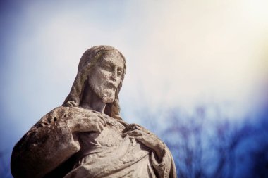 Dünyanın ilahi kurtarıcısı olarak İsa 'nın antik heykeli. Din, Hristiyanlık, inanç, ölümsüzlük kavramı.