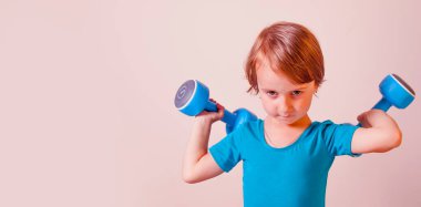 Daha hızlı, daha yüksek, daha güçlü (Lat. : Citius, altius, 40). Küçük şirin kız sporcu, dambılı kaldırıyor. Spor yaşam tarzı, sağlık, güç, başarı kavramı.