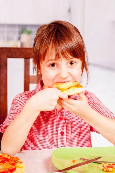 Retrato Engraçado Menina Bonito Com Pizza Criança Feliz Divertindo Jantar — Fotografia de Stock