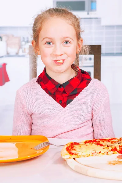 Vicces Imahe Arról Hogy Egy Aranyos Kislány Pizzát Eszik Boldog — Stock Fotó