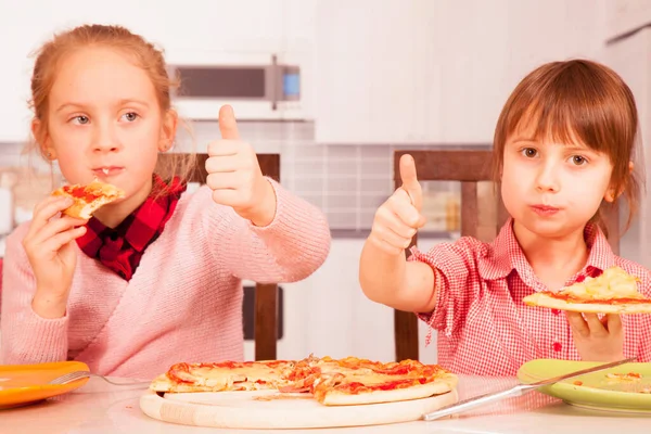 Adoro Pizza Menina Bonito Comendo Pizza Fazendo Gesto Foco Seletivo — Fotografia de Stock