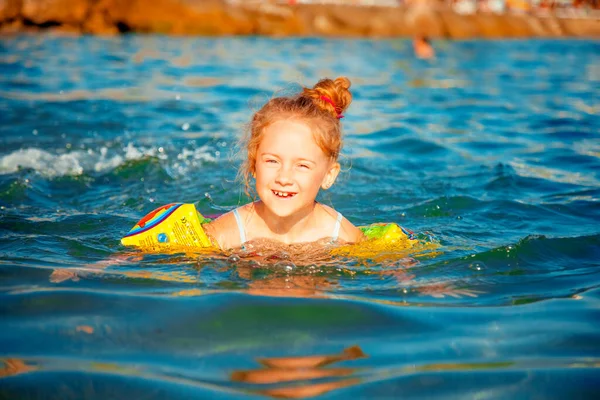 Felice Ragazza Bambino Carino Nuotare Nel Mare Ragazzo Che Diverte — Foto Stock
