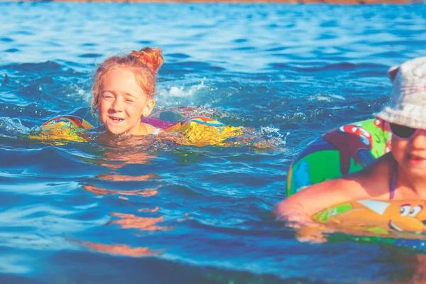 Szczęśliwe Dziewczynki Pływające Morzu Dzieci Bawią Się Wodą Letnie Wakacje — Zdjęcie stockowe