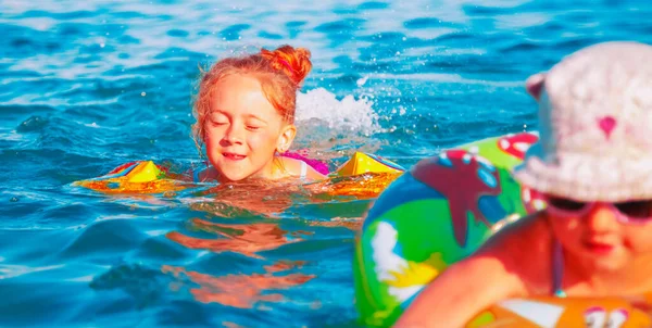 Gros Plan Portrait Deux Enfants Filles Heureuses Jouant Nageant Dans — Photo