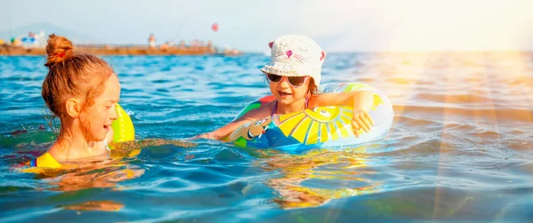 Joyeux Enfants Filles Jouer Nager Dans Mer Les Enfants Amusent — Photo