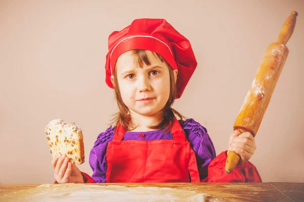 Jovem Menina Chef Preparando Doce Deserto Casa Cozinha Conceito Nutrição — Fotografia de Stock