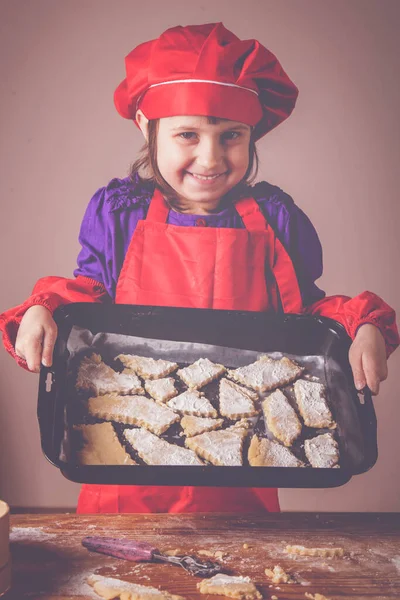 Imagem Engraçada Pequeno Chef Menina Bonito Segurando Uma Assadeira Biscoitos — Fotografia de Stock