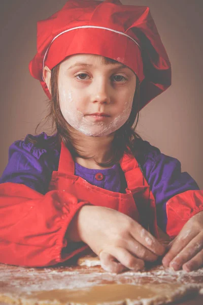 Retrato Fofa Menina Chef Cozinhando Bolos Massa Mesa Madeira Com — Fotografia de Stock