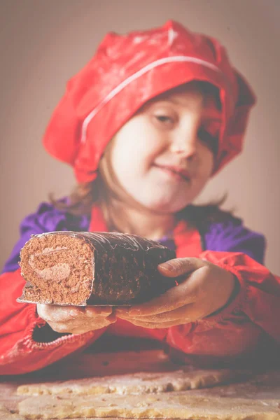 Słodkie Małe Dziecko Dziewczyna Szef Kuchni Ciasta Czekoladowe — Zdjęcie stockowe