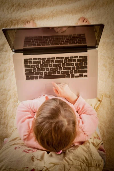 Pequena Menina Bonito Cama Usando Laptop Noite — Fotografia de Stock