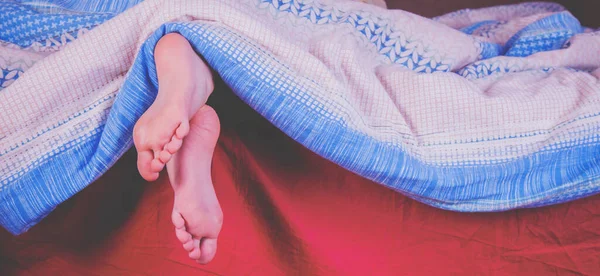 Schöne Füße Eines Kleinen Süßen Mädchens Bett Schlaf Und Entspannungskonzept — Stockfoto