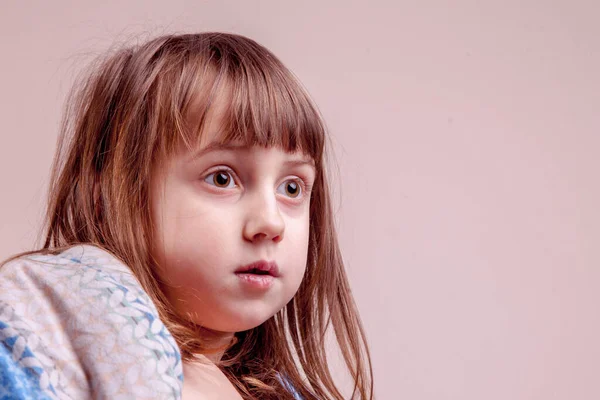 Портрет Здивованої Маленької Милою Дівчинкою Широко Відкритими Очима — стокове фото