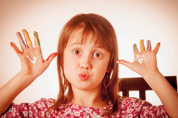 Gadis Kecil Yang Lucu Menunjukkan Tangan Yang Dicat Ekspresi Wajah — Stok Foto