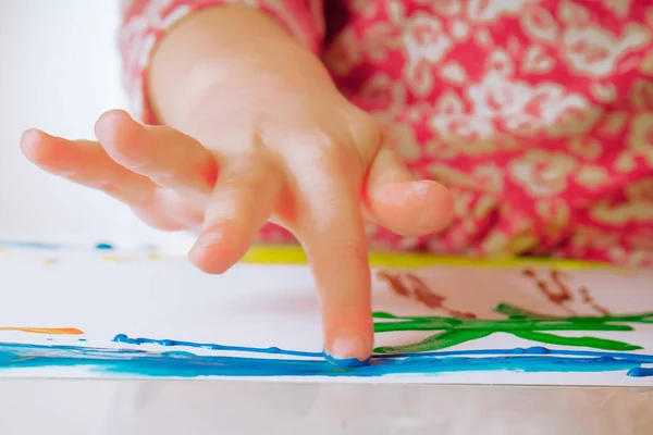 Gran Artista Primer Plano Niña Pintando Cuadro Con Dedo Proceso — Foto de Stock